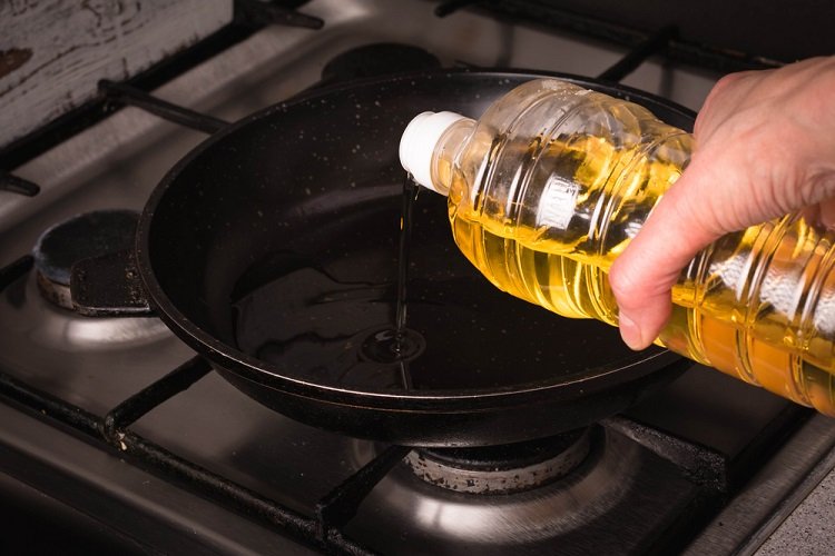 Thêm dầu ăn vào nước luộc giúp rau xanh và bóng hơn