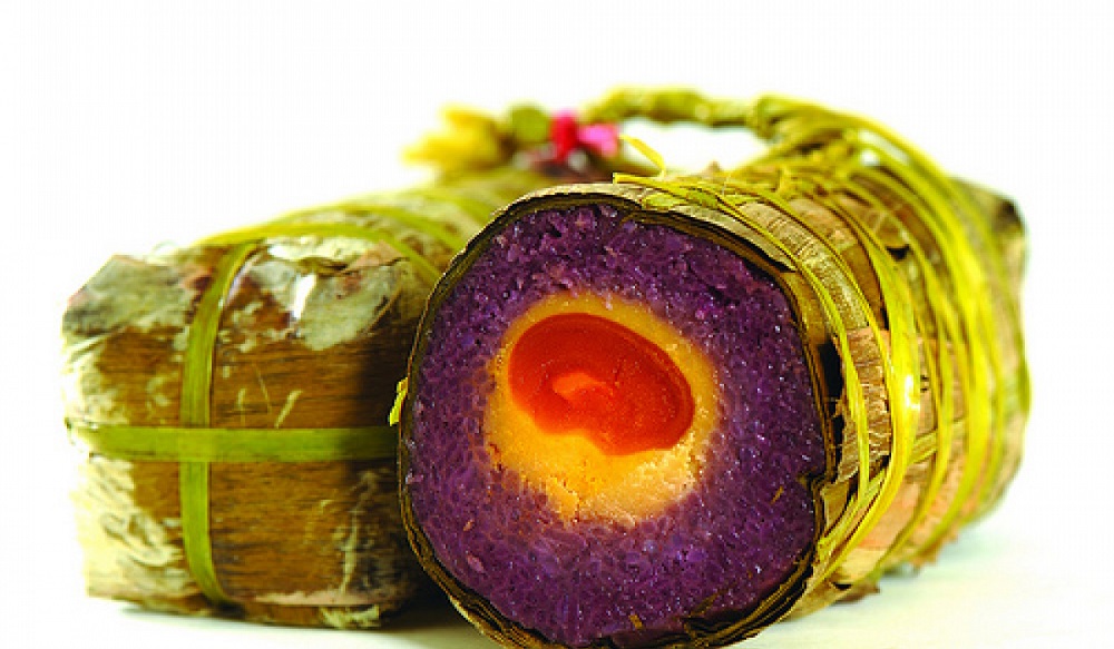 Bánh tét lá cẩm là đặc sản nổi tiếng ở Cần Thơ