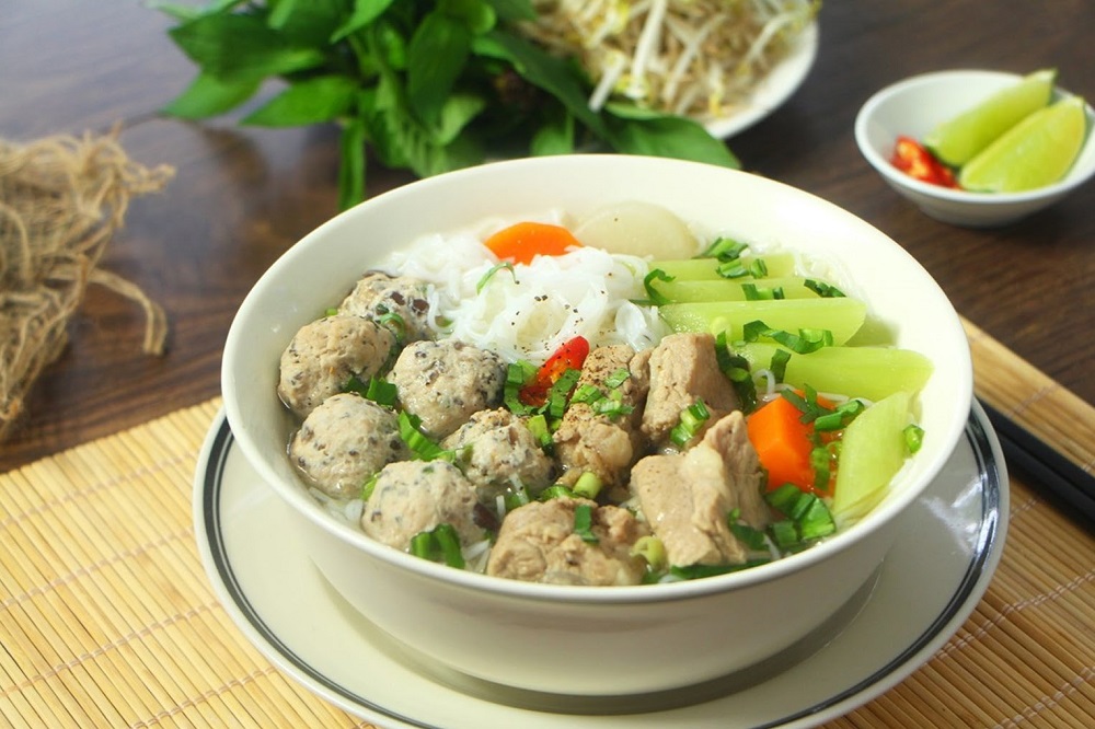 Bún mọc là món đặc sản nổi tiếng Hà Nội rất thu hút thực khách