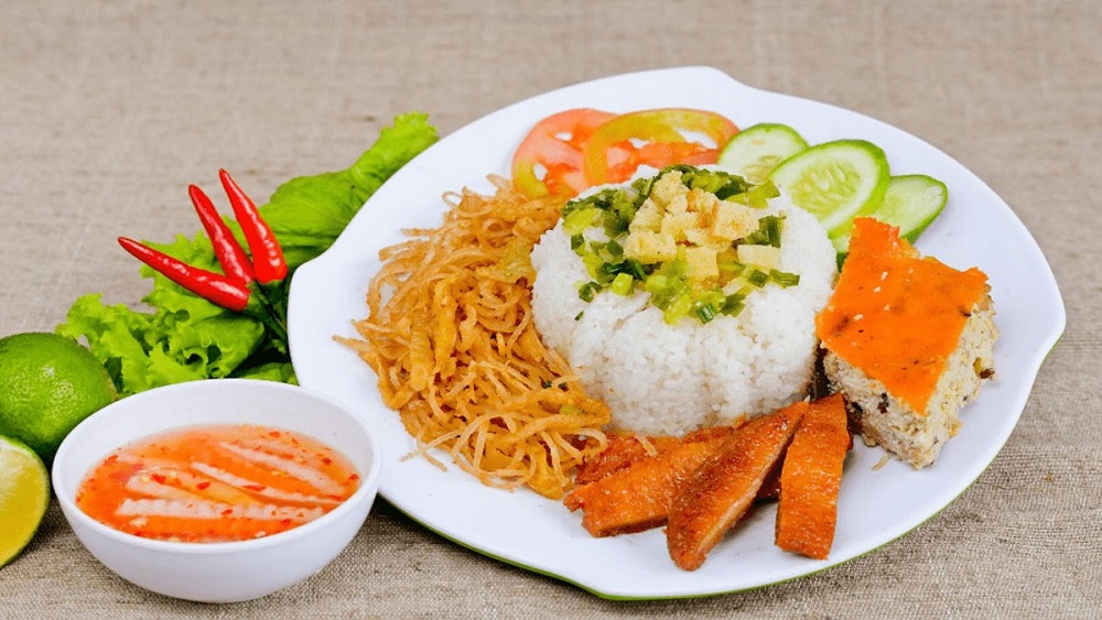 Cơm tấm là món ăn dân dã và thân thuộc ở Sài Gòn