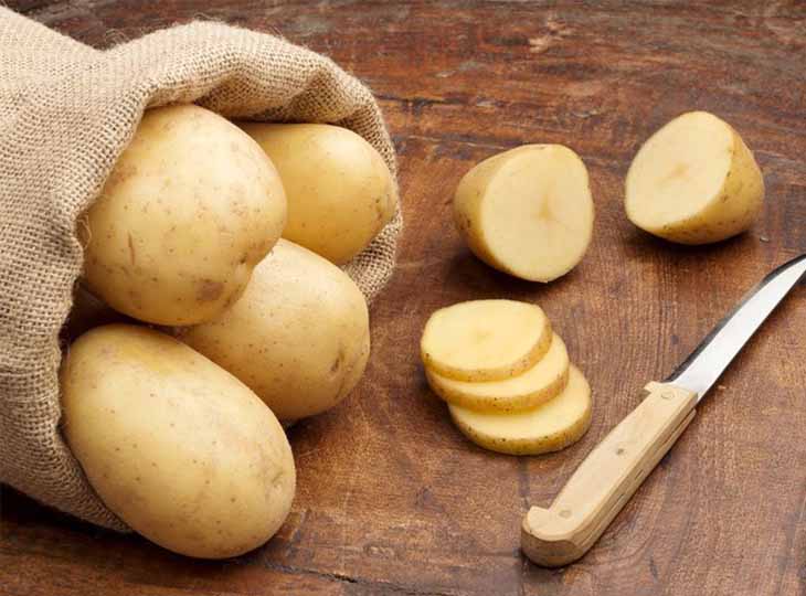 Dùng khoai tây chà lên mặt dao trước khi cắt